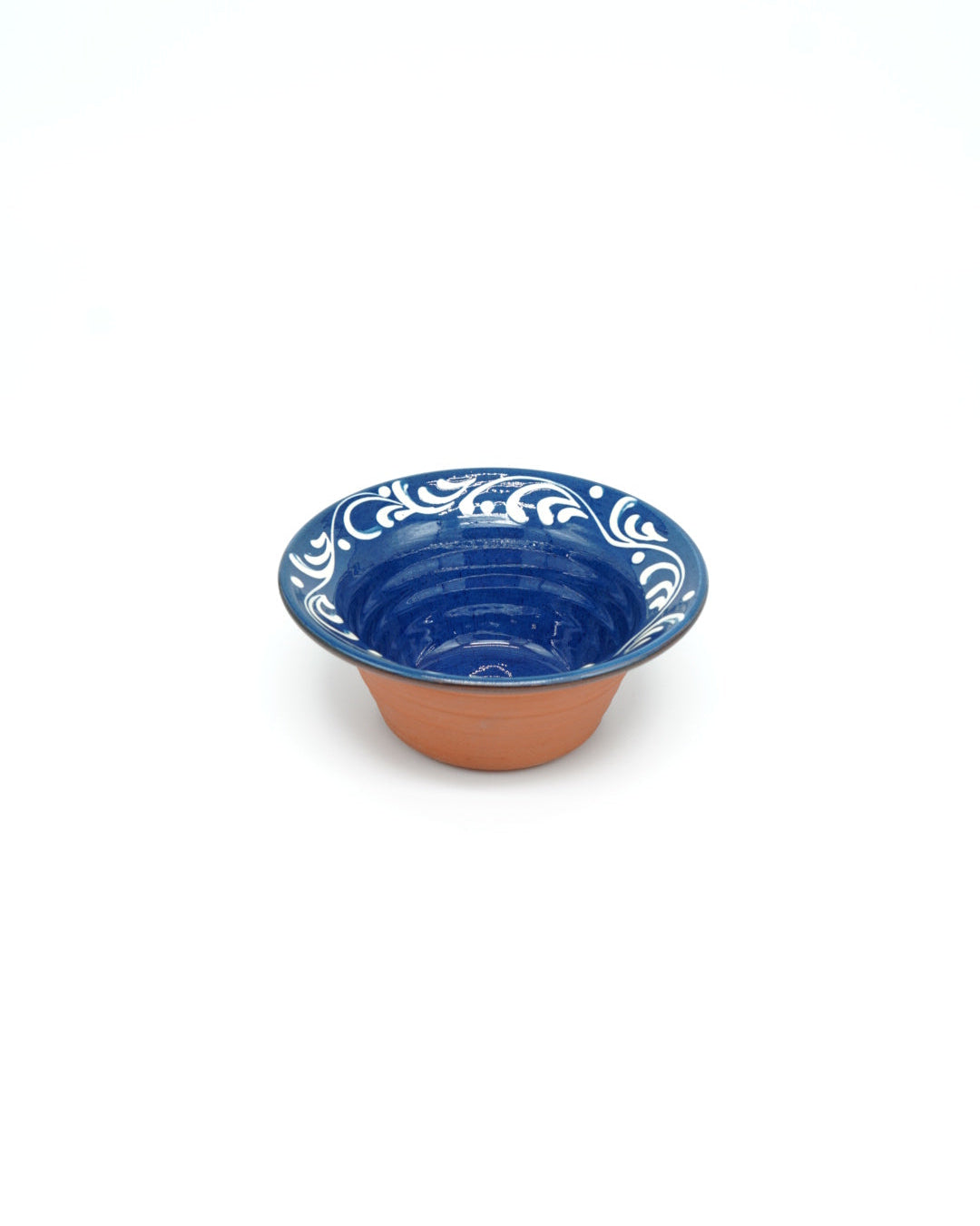 Blå og brun keramikkboller med akantus mønster fra Snekkerbua – håndlagde boller med et klassisk akantusmønster i en kombinasjon av blå og brun glasur. Perfekte for servering eller som stilige dekorative elementer i hjemmet.