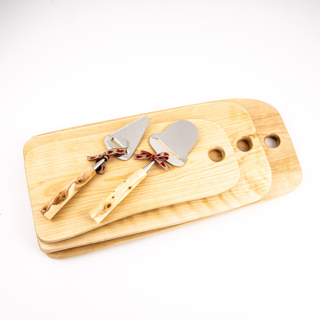 Dessert ostehøvel – en elegant ostehøvel i tre, perfekt for å skjære tynne skiver av ost til dessert eller måltider. Håndlaget for et klassisk preg på bordet.