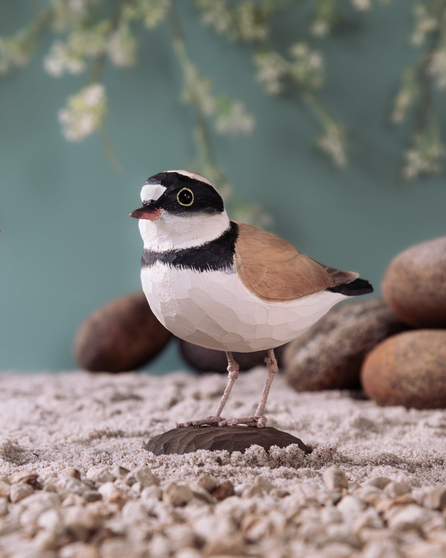 Dverglo i tre fra Wildlife Garden – en håndskåret og håndmalt trefugl som gjenskaper det karakteristiske utseendet til denne sjeldne vaderen. Perfekt som naturtro dekorasjon for fugleelskere og samlere. Fra Snekkerbua.