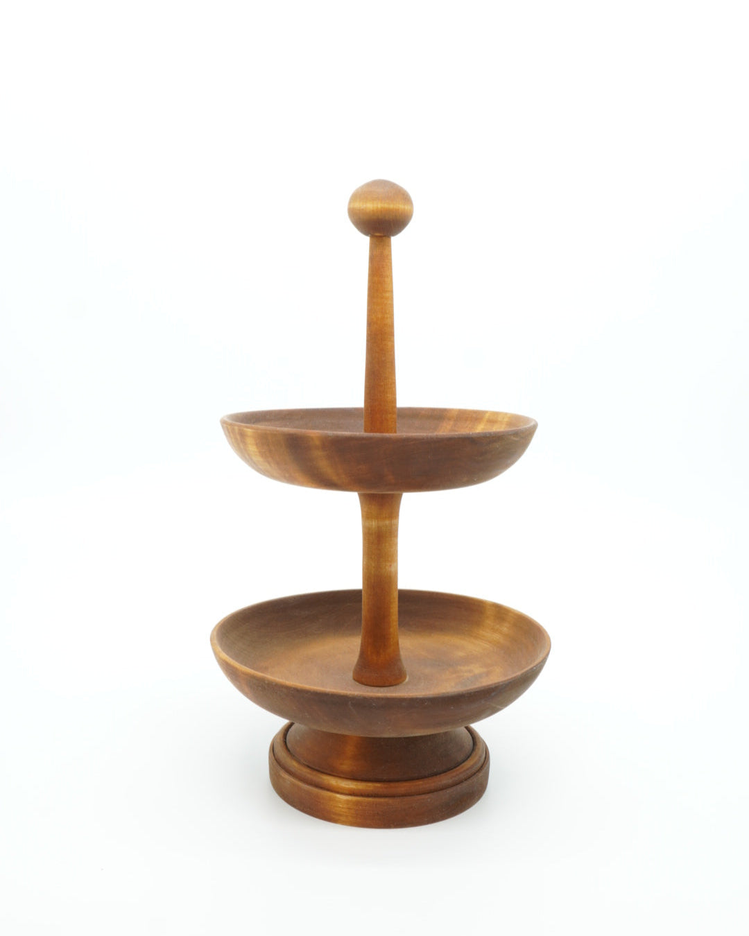 Beiset etasjefat med to etasjer fra Snekkerbua, laget for å presentere mat med stil. Dette fatet er perfekt for servering av kaker, småretter eller frukt. Håndlaget og designet for både funksjonalitet og estetikk, og passer utmerket til både hverdags og fest.