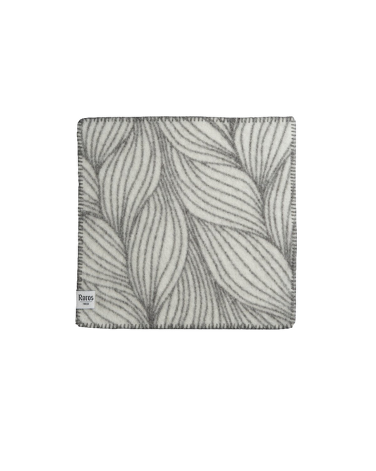 Flette sitteunderlag fra Røros Tweed – et stilfullt og varmt sitteunderlag, perfekt for utebruk eller som en praktisk detalj i stuen. Laget i kvalitetsull for komfort og holdbarhet.