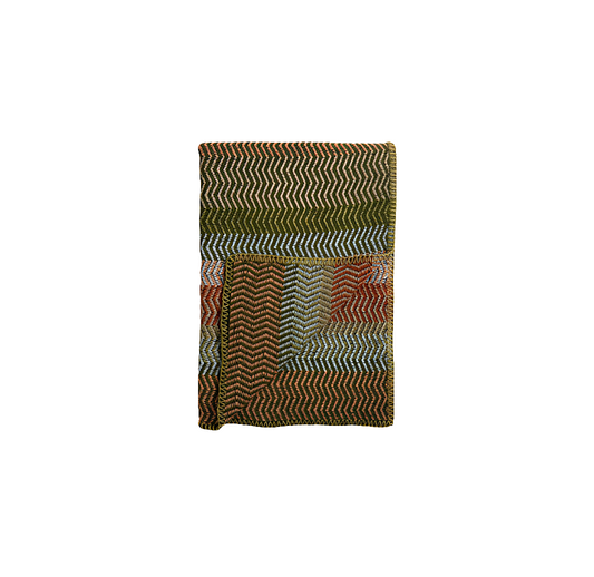 Fri Harvest ullpledd fra Røros Tweed – et mykt og varmt ullpledd med et tidløst design. Perfekt for å skape en koselig atmosfære i stuen eller som en gave.