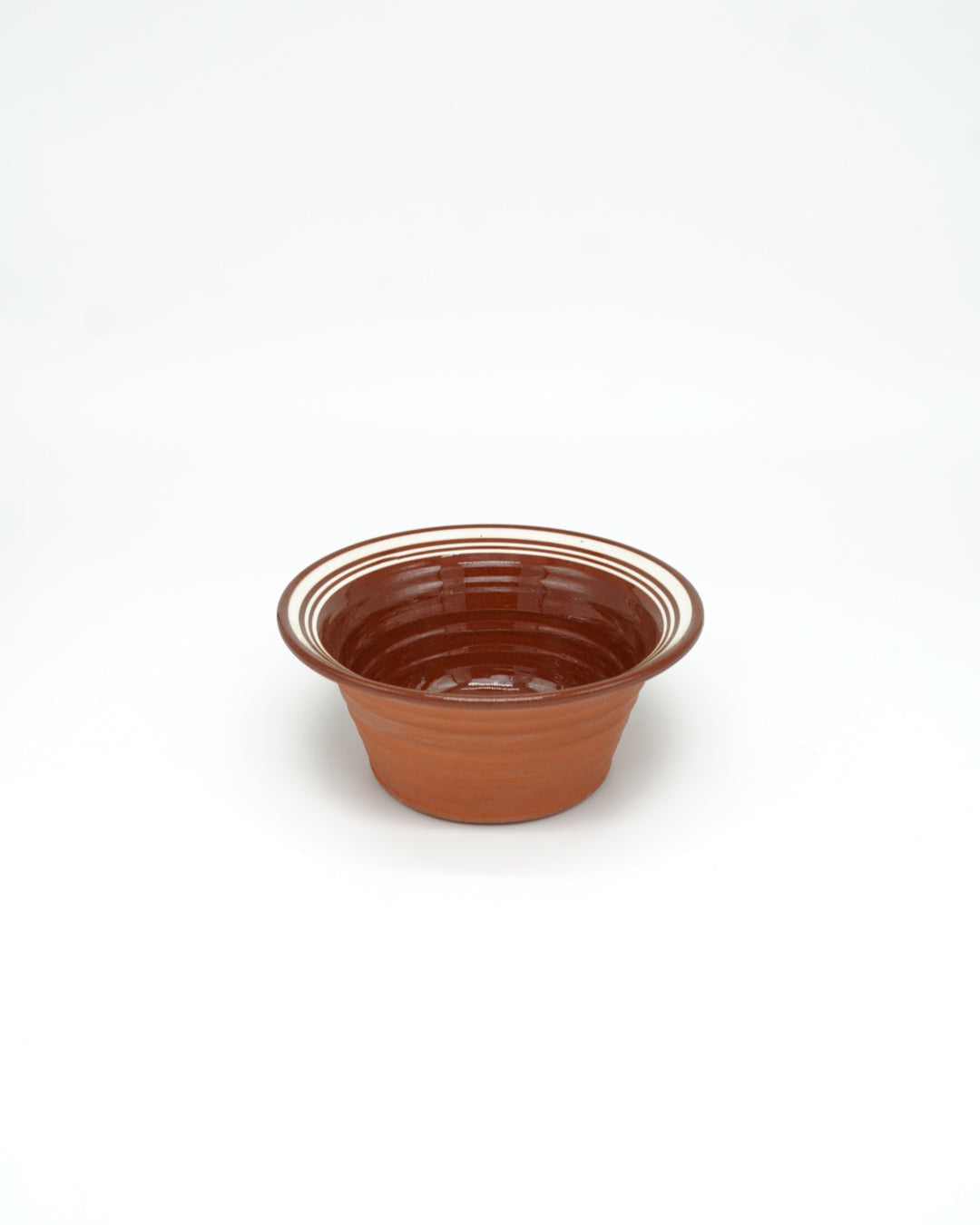 Brune keramikkboller med striper fra Snekkerbua – håndlagde og tidløse boller i keramikk med dekorative striper, perfekte til servering og daglig bruk.