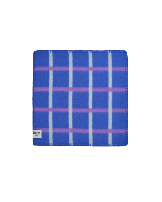 Knut blå sitteunderlag fra Røros Tweed – et komfortabelt og stilfullt sitteunderlag i blått, laget av høy kvalitet fra Røros Tweed. Perfekt for utendørs bruk, både til turer og som en praktisk og vakker detalj i hjemmet.