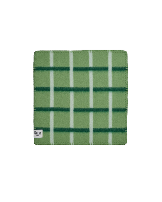 Knut grønn sitteunderlag fra Røros Tweed – et elegant og komfortabelt sitteunderlag i grønnfarge, laget med kvalitetsmaterialer fra Røros Tweed. Perfekt for både utendørs eventyr og som en praktisk innredningsdetalj i hjemmet.