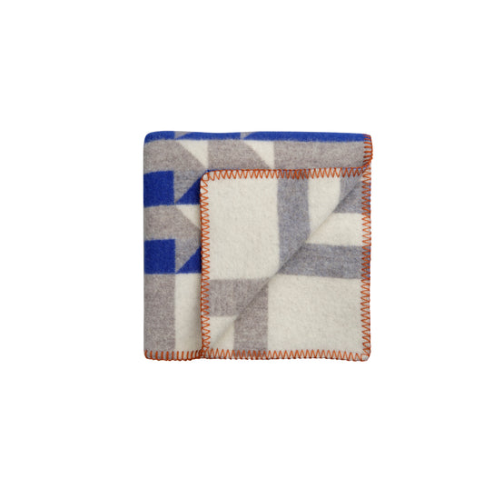 Kvam Blått Halvpledd fra Snekkerbua, et vakkert og mykt ullpledd i blå nyanser. Perfekt for å skape varme og komfort i hjemmet, ideelt for både sofakos og utendørs bruk.