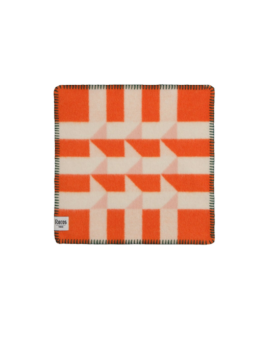 Kvam Orange Sitteunderlag fra Røros Tweed – et slitesterkt og komfortabelt ullsitteunderlag i norsk ull. Tilgjengelig hos Snekkerbua.
