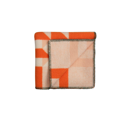 Kvam Halvpledd i oransjenyanser fra Røros Tweed, et stilfullt og komfortabelt ullpledd. Den varme oransje tonen gir et levende preg til ethvert rom, og er perfekt for både sofaen og sengen.