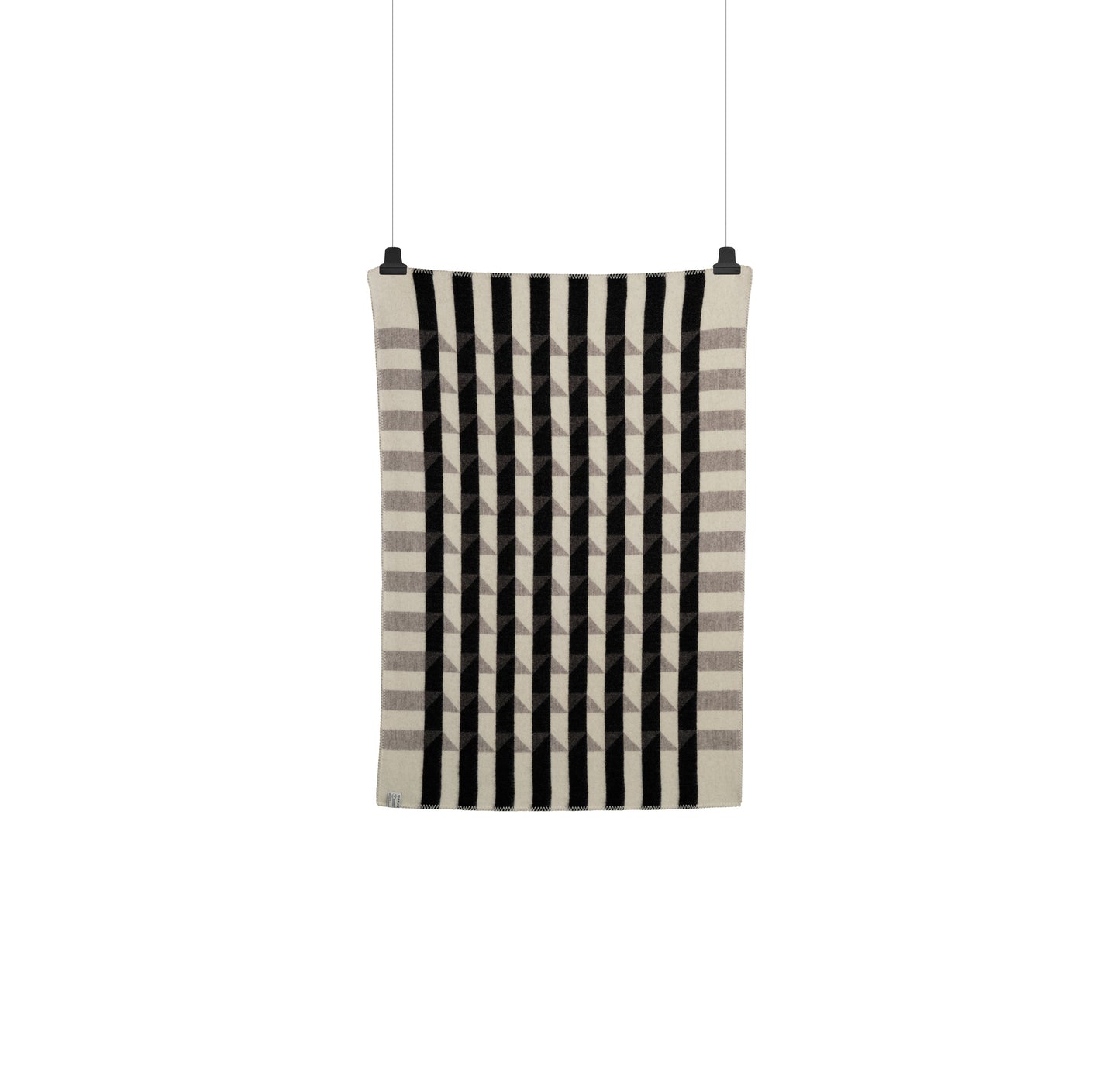 Kvam Halvpledd i sort fra Røros Tweed, et sofistikert og tidløst ullpledd. Den mørke tonen gir et elegant preg til rommet, perfekt for både koselige stunder og som et stilfullt interiørtilbehør.