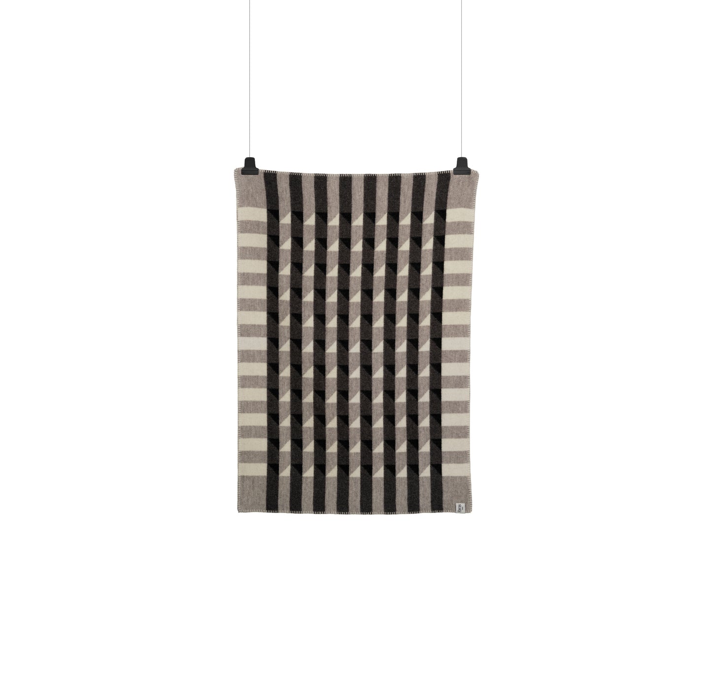 Kvam Halvpledd i sort fra Røros Tweed, et sofistikert og tidløst ullpledd. Den mørke tonen gir et elegant preg til rommet, perfekt for både koselige stunder og som et stilfullt interiørtilbehør.