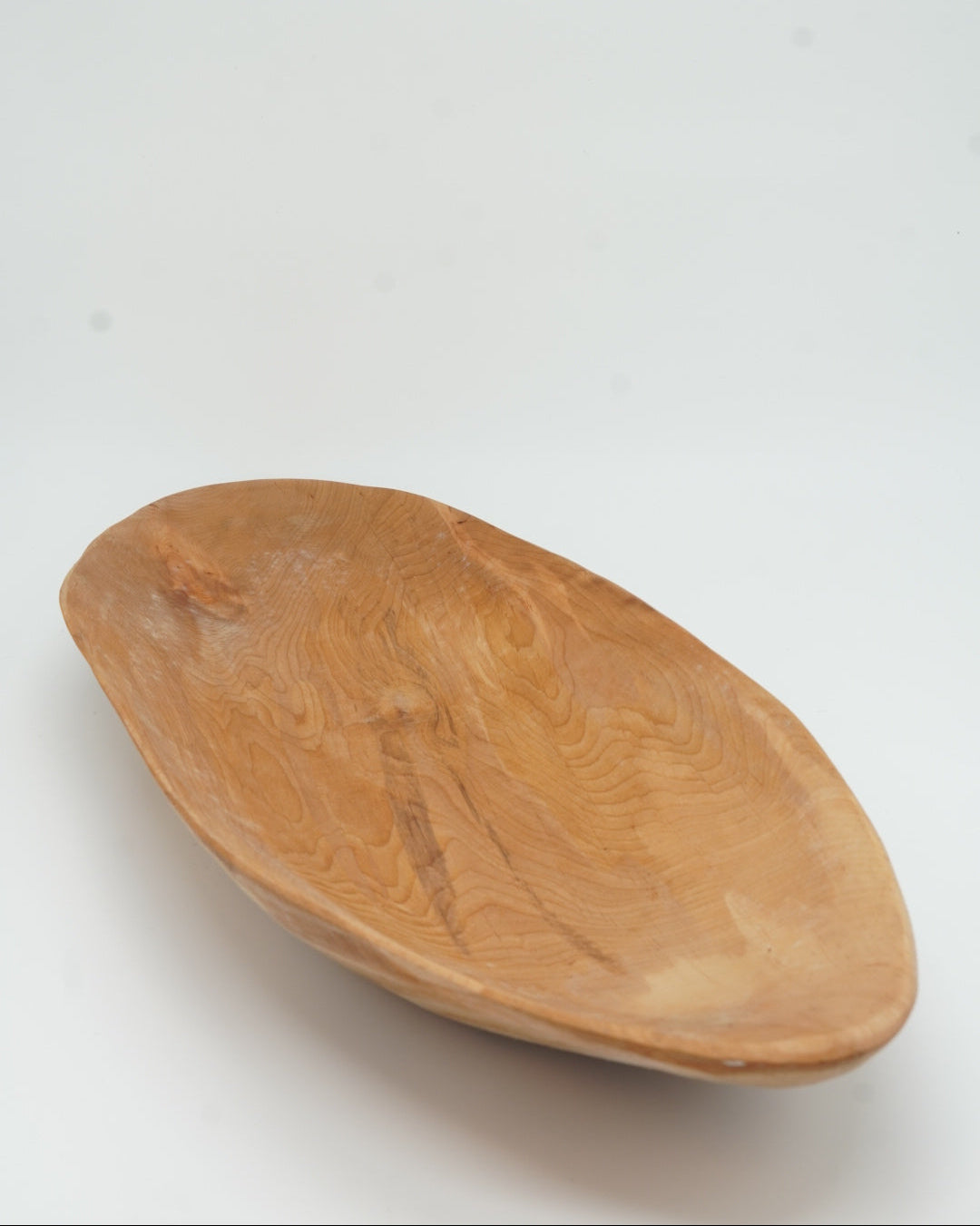 Langfat i tre – et vakkert og naturlig serveringsfat, ideelt for brød, frukt eller dekorasjon. Tilgjengelig hos Snekkerbua.