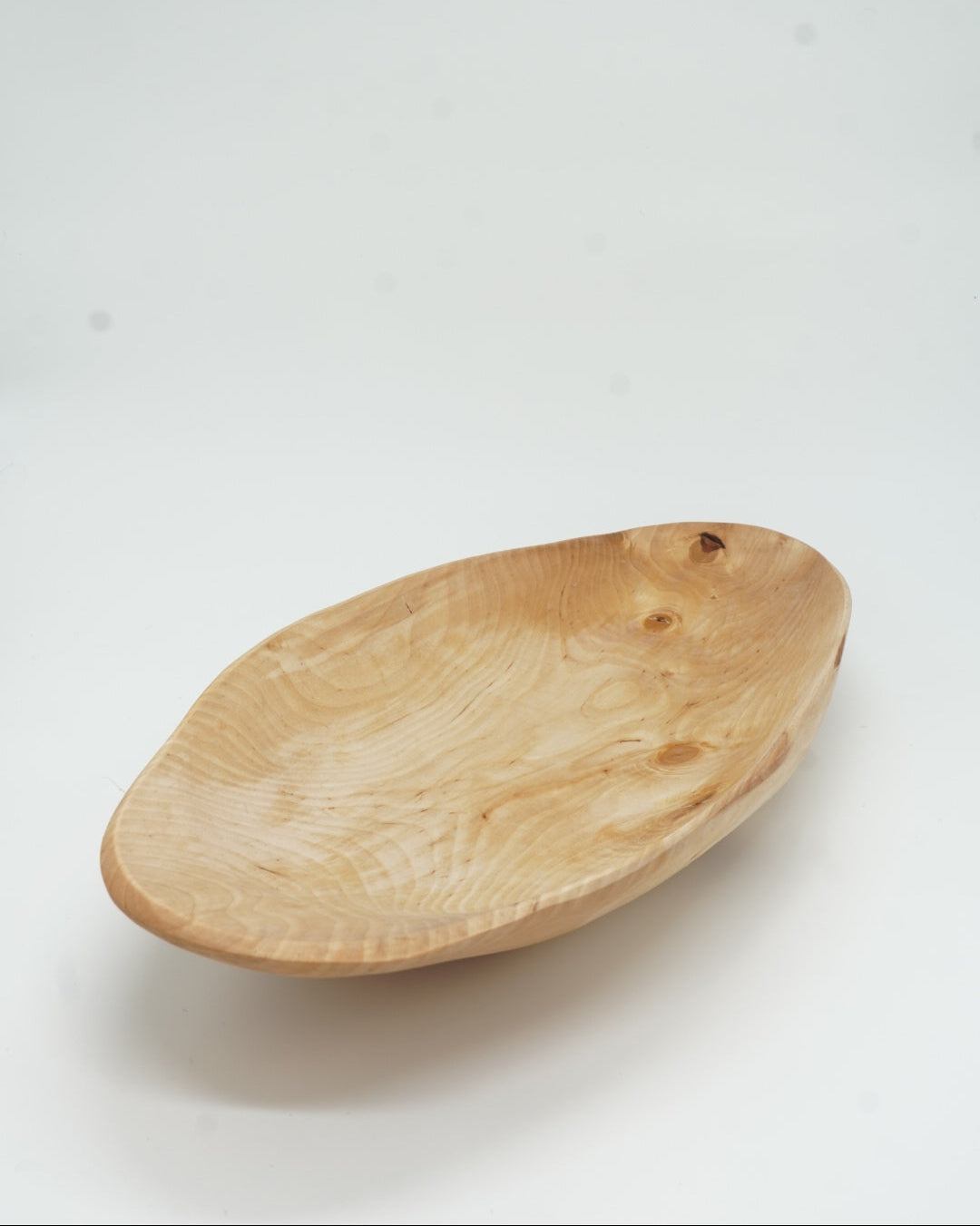 Langfat i tre – et vakkert og naturlig serveringsfat, ideelt for brød, frukt eller dekorasjon. Tilgjengelig hos Snekkerbua.