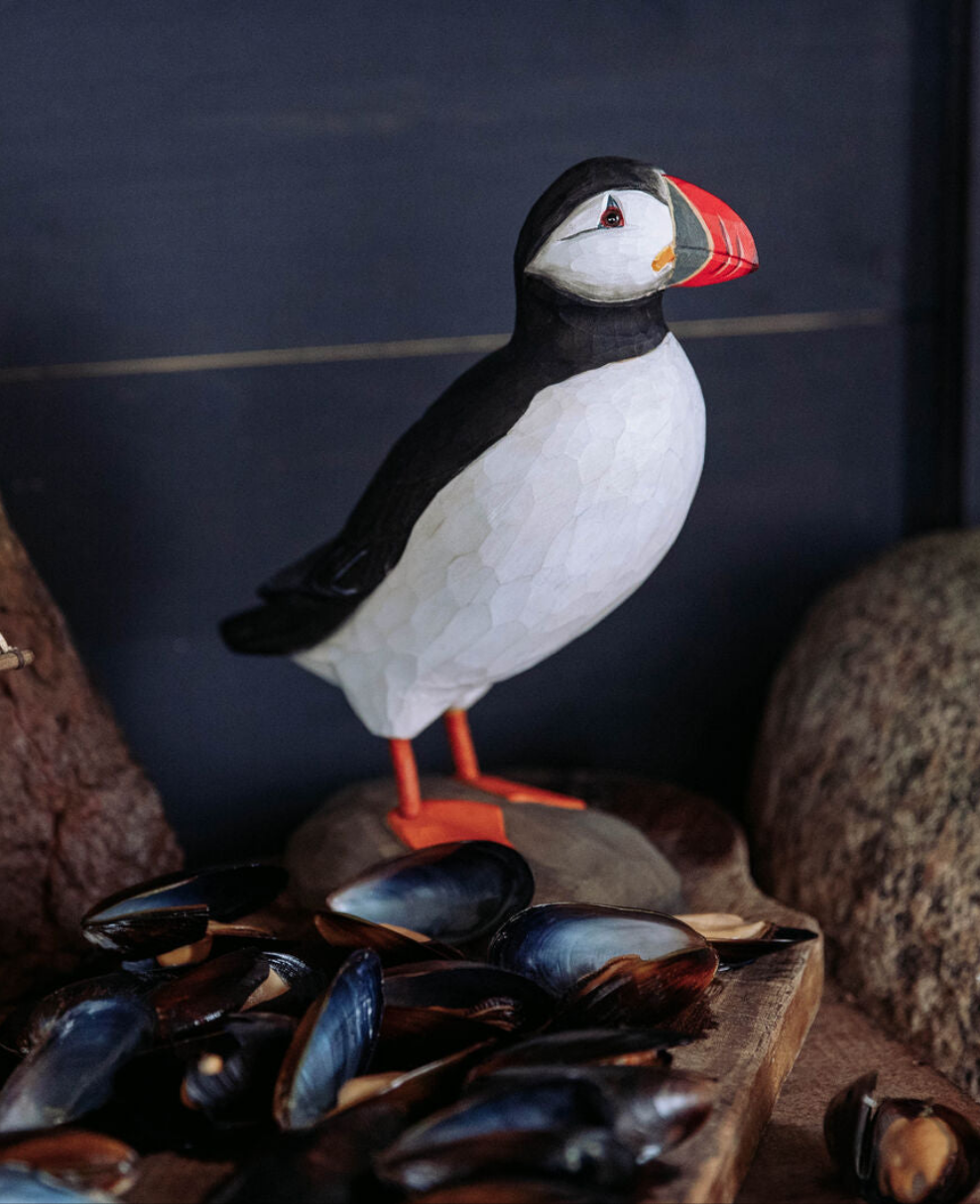 Lundefugl – trefugl fra Snekkerbua, en håndlaget trefigur som skildrer den ikoniske lundefuglen. En flott dekorasjon for naturelskere og et perfekt tilskudd til hjemmet eller som gave.
