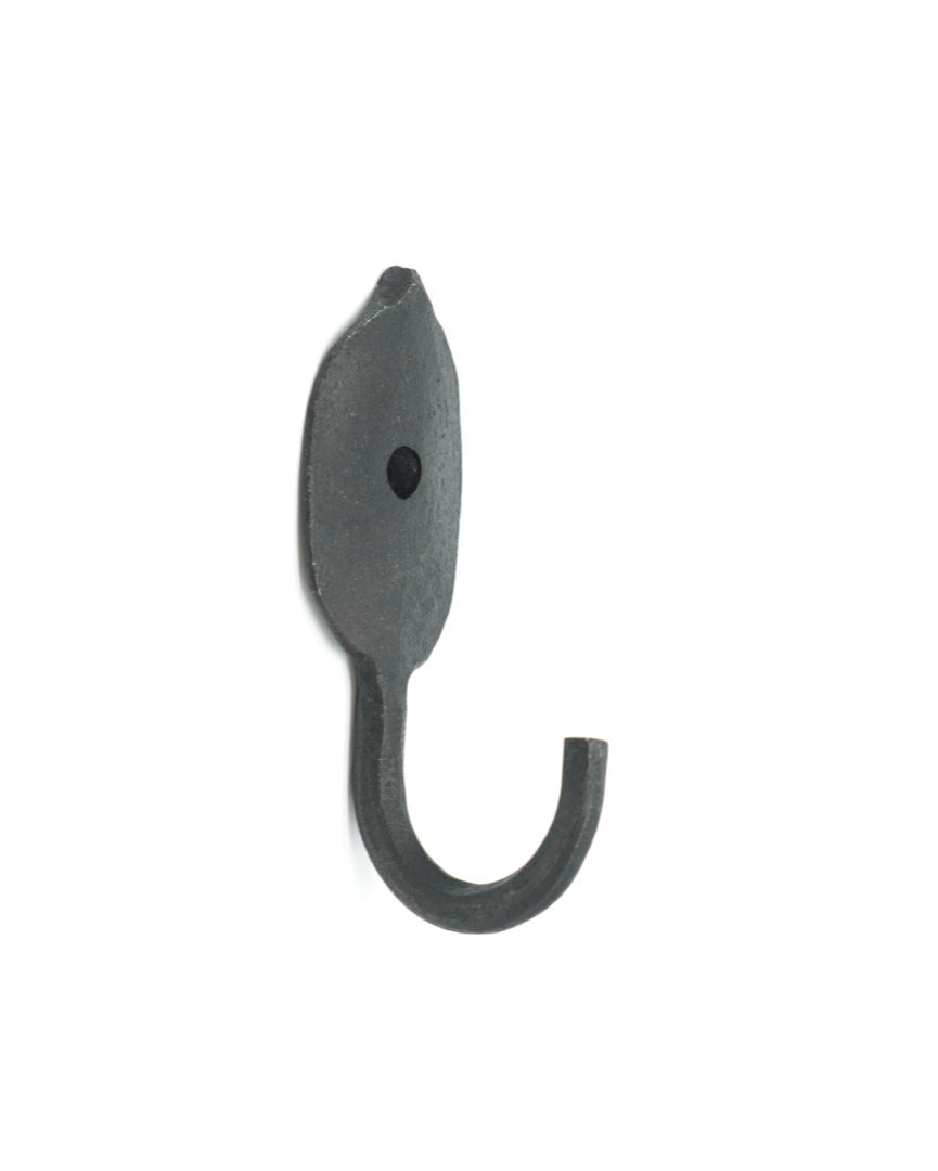Mellomstore Jernkroker fra Snekkerbua, håndlagde kroker i robust jern som kombinerer funksjonalitet og stil. Perfekte for oppheng i både hjemmet og på hytta, og gir et rustikt preg på enhver vegg. Ideelle for oppbevaring av jakker, klær eller andre småting.