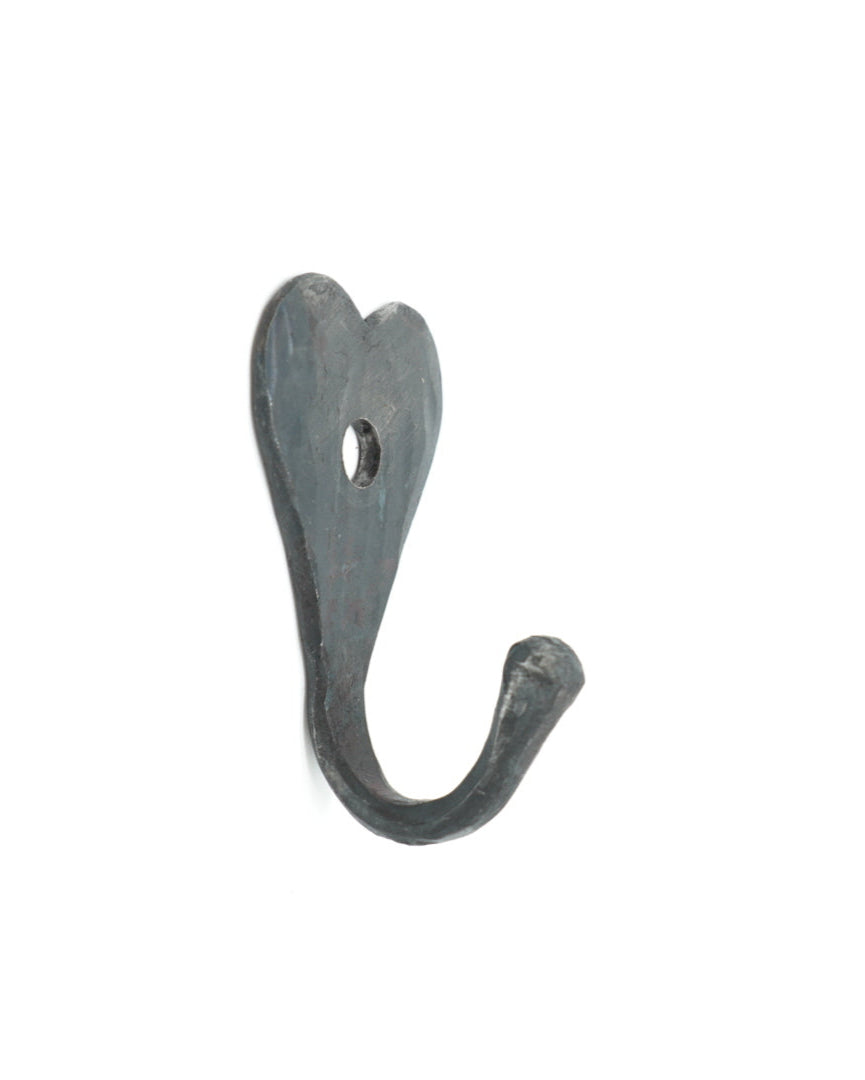 Mellomstore Jernkroker fra Snekkerbua, håndlagde kroker i robust jern som kombinerer funksjonalitet og stil. Perfekte for oppheng i både hjemmet og på hytta, og gir et rustikt preg på enhver vegg. Ideelle for oppbevaring av jakker, klær eller andre småting. Hjertekrok.