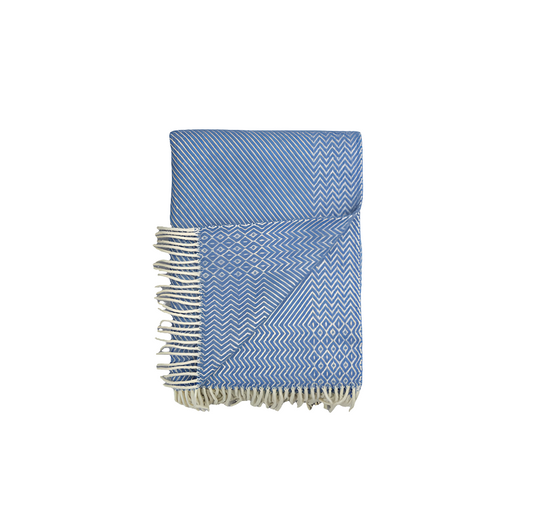 Midnight Blue Ullpledd fra Snekkerbua, et luksuriøst og mykt ullpledd i en dyp, tidløs blåfarge. Perfekt for å tilføre varme og stil til stuen eller soverommet. Laget av kvalitetsull, gir dette pleddet både komfort og eleganse til ethvert rom.