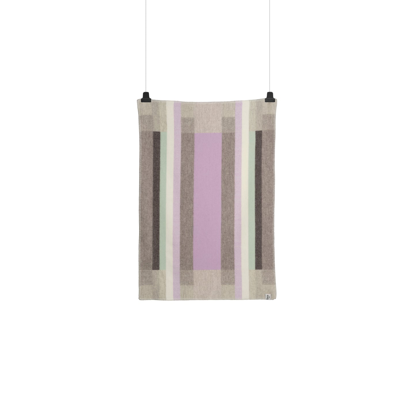 Mikkel Grå Halvpledd fra Røros Tweed, et stilfullt ullpledd i gråtoner som gir et moderne og tidløst preg. Perfekt for både sofaen og sengen, og gir en behagelig varme på kjølige dager.