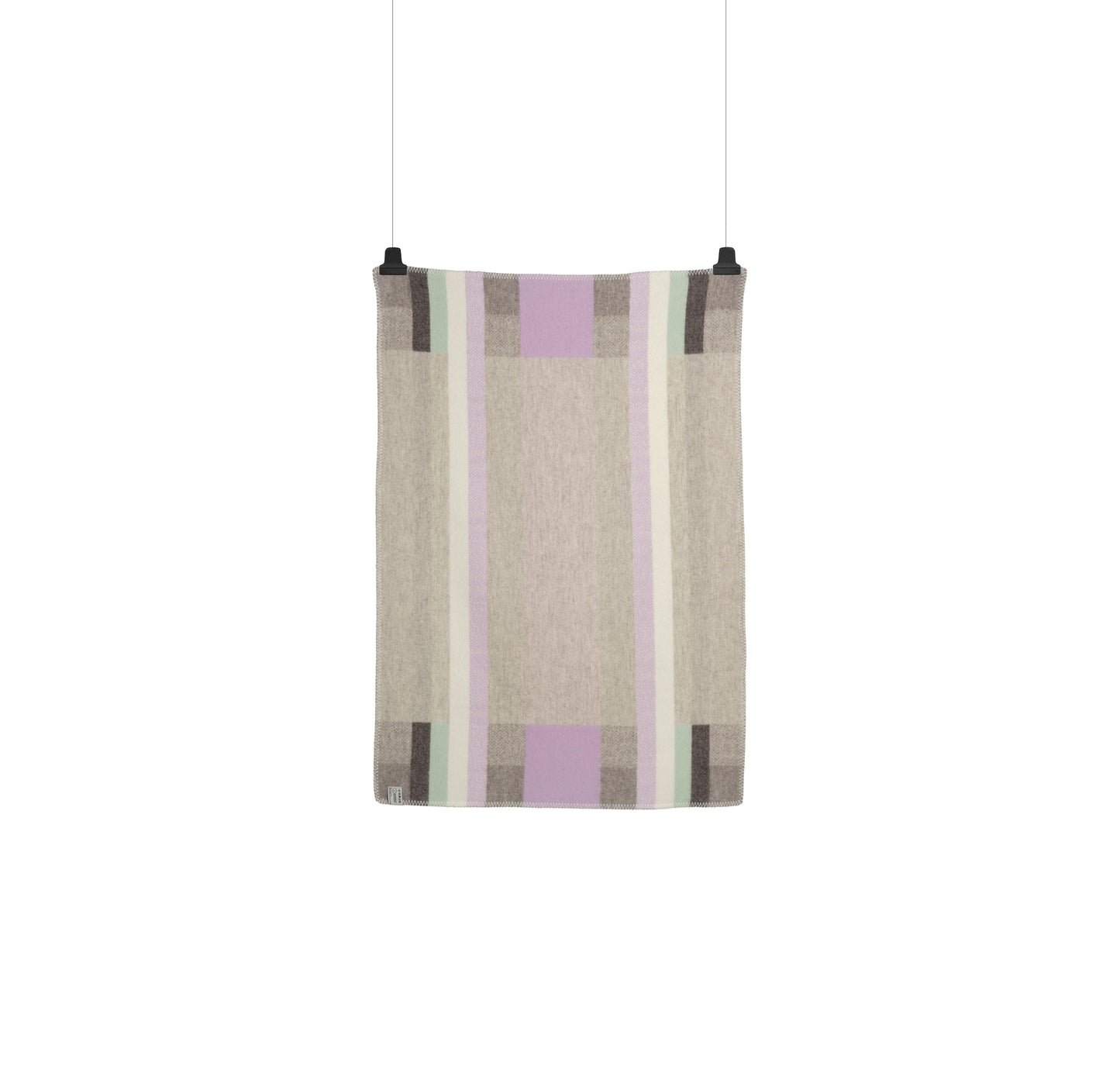 Mikkel Grå Halvpledd fra Røros Tweed, et stilfullt ullpledd i gråtoner som gir et moderne og tidløst preg. Perfekt for både sofaen og sengen, og gir en behagelig varme på kjølige dager.