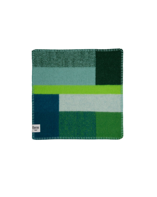 Mikkel Grønn Sitteunderlag fra Snekkerbua, et slitesterkt og komfortabelt sitteunderlag i grønnfarger. Ideelt for både uteaktiviteter og som et praktisk tilbehør i hjemmet, laget for å vare og gi ekstra komfort.