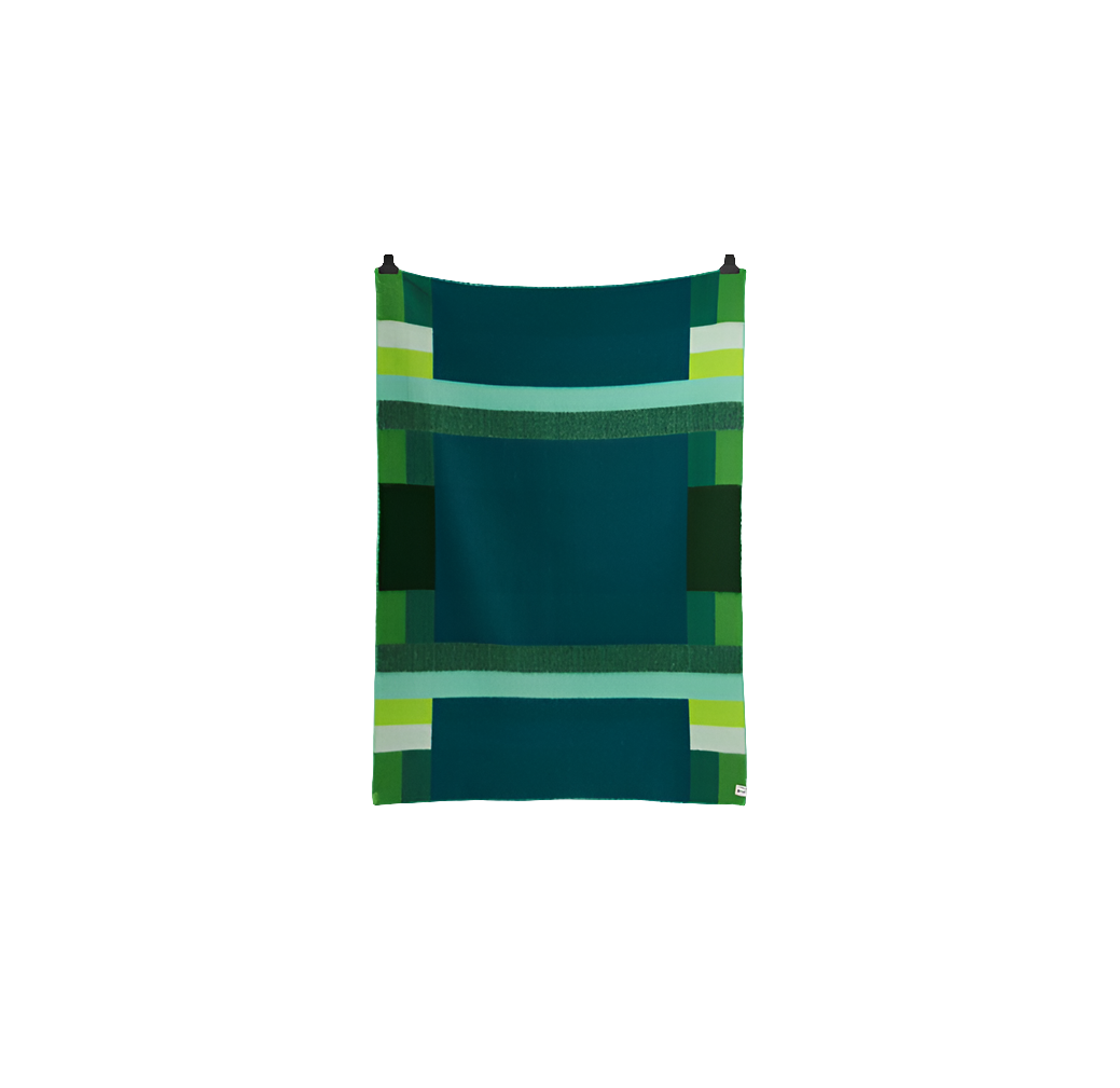 Mikkel Grønn Ullpledd fra Snekkerbua, produsert av Røros Tweed. Et luksuriøst og mykt ullpledd i grønnfarger, perfekt for å varme deg på kalde dager. Et tidløst design og høy kvalitet som gir både komfort og stil til hjemmet ditt.