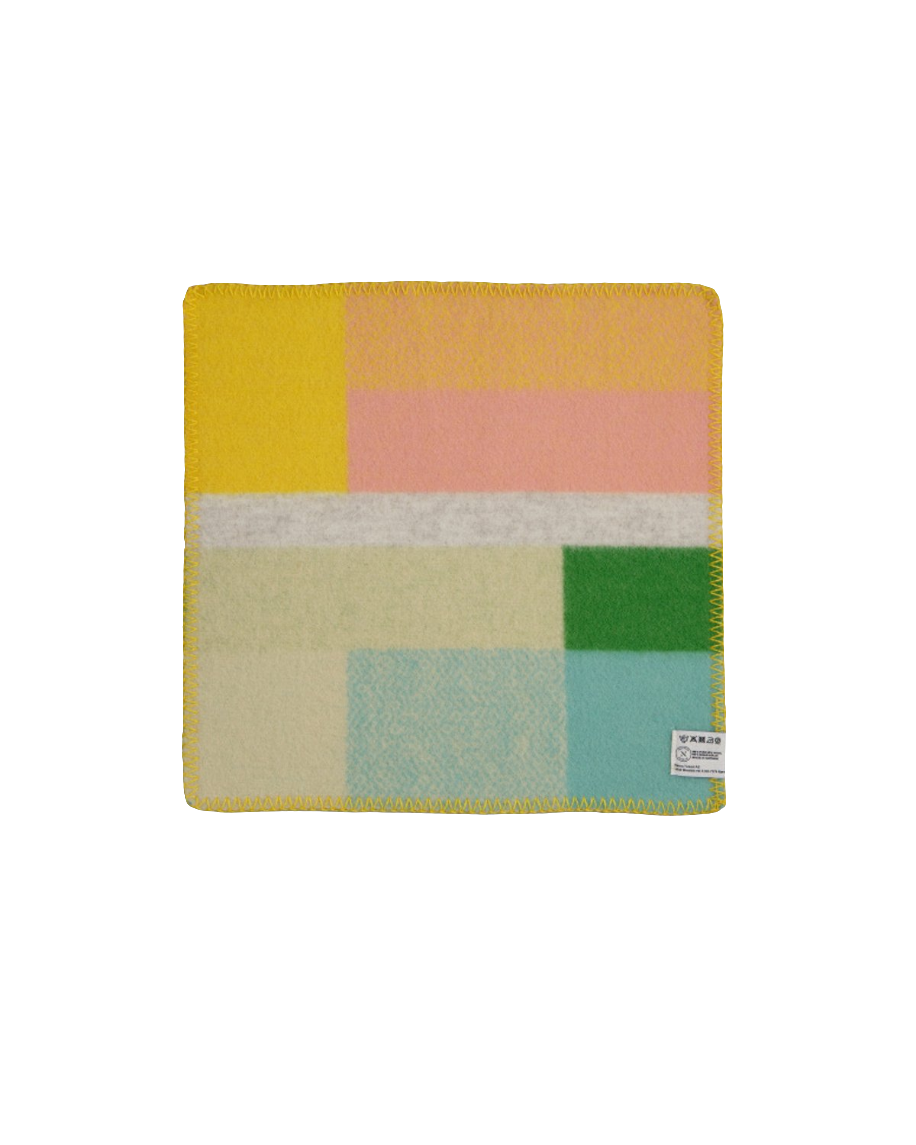 Mikkel Pastel Sitteunderlag fra Snekkerbua, produsert av Røros Tweed. Et komfortabelt og fargerikt sitteunderlag i pastelltoner, laget for å gi både varme og stil. Perfekt for turer i naturen eller som ekstra komfort på utendørs arrangementer.