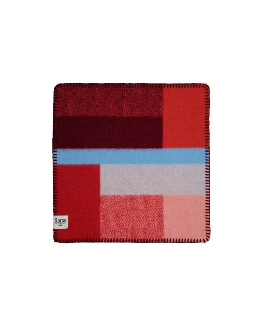 Mikkel Rød Sitteunderlag fra Snekkerbua, produsert av Røros Tweed. Et komfortabelt og stilfullt sitteunderlag i rødt, ideelt for utendørsbruk, skogsturer eller for ekstra komfort på kalde overflater. Perfekt for naturelskere og de som setter pris på god kvalitet.