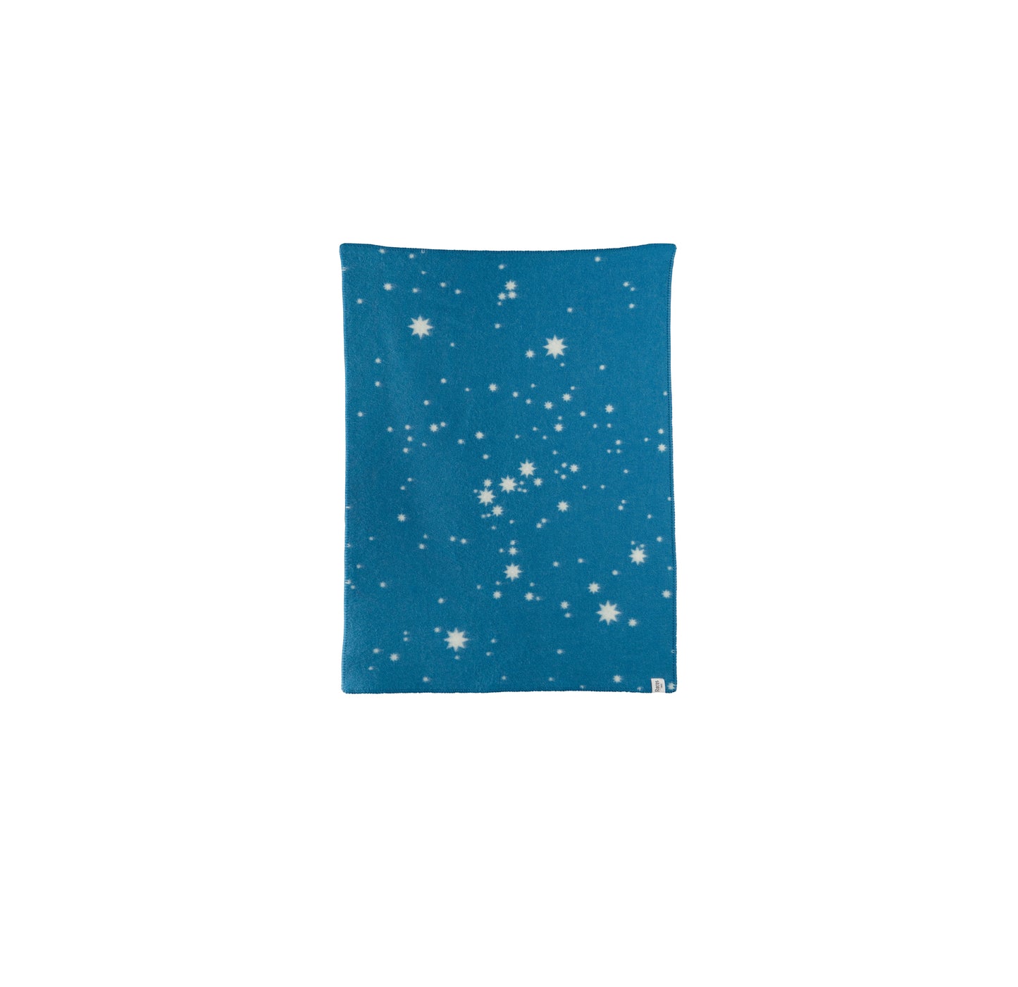 Orion Blå Halvpledd fra Snekkerbua, et mykt og behagelig ullpledd i blåfarge. Et flott tillegg til ethvert rom, perfekt for å skape en koselig og stilfull atmosfære. Passer både som gave og personlig bruk.