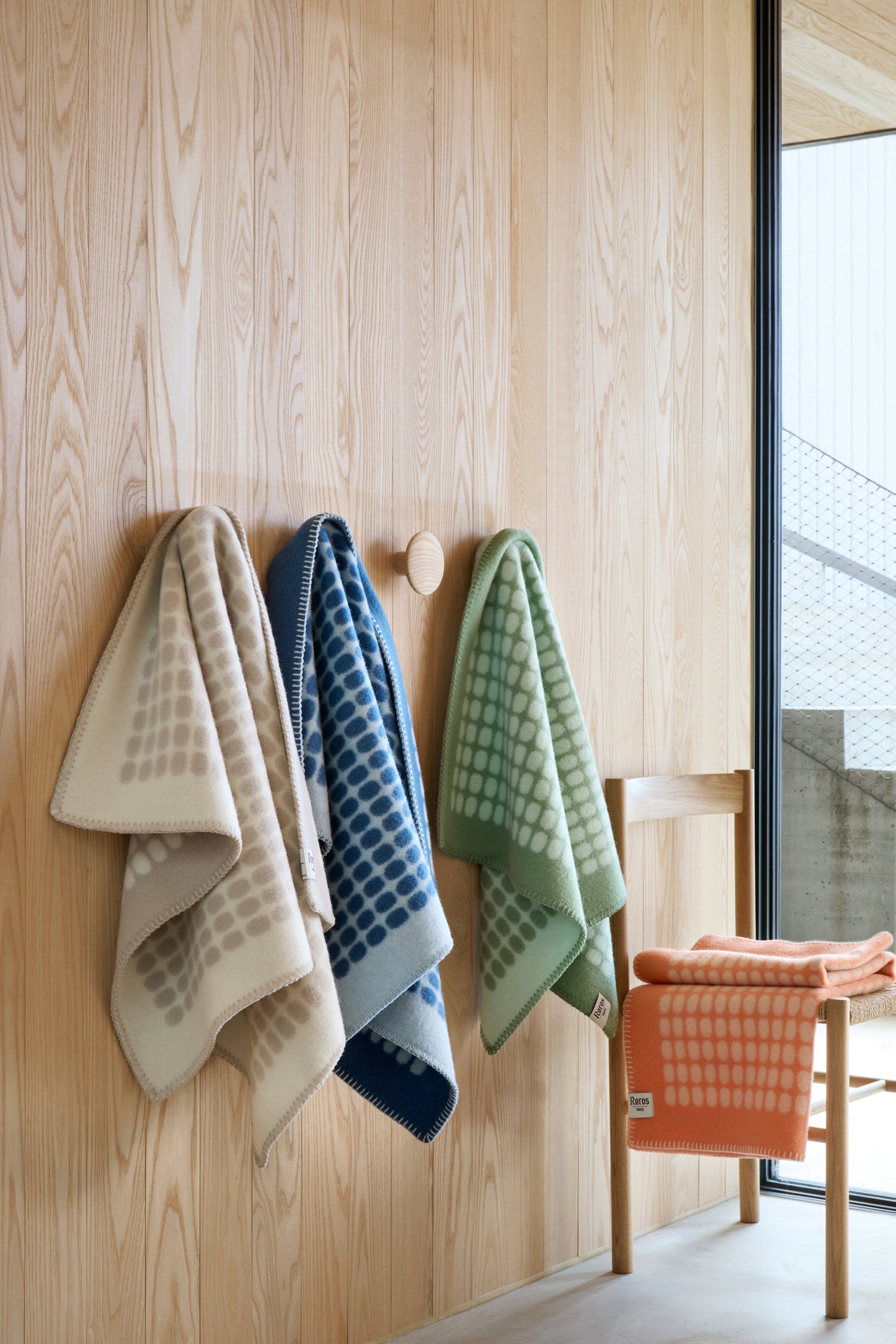 Palette Blått Halvpledd fra Røros Tweed, et elegant og mykt ullpledd med en nydelig blå farge. Skap en koselig stemning og nyt komforten med dette kvalitetspleddet, ideelt for både sofakos og ekstra varme på kalde dager.