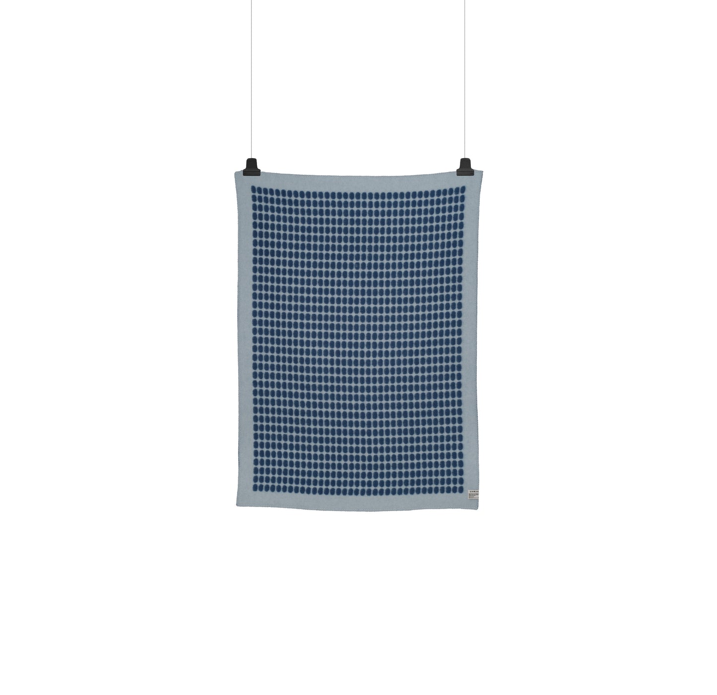 Palette Blått Halvpledd fra Røros Tweed, et elegant og mykt ullpledd med en nydelig blå farge. Skap en koselig stemning og nyt komforten med dette kvalitetspleddet, ideelt for både sofakos og ekstra varme på kalde dager.