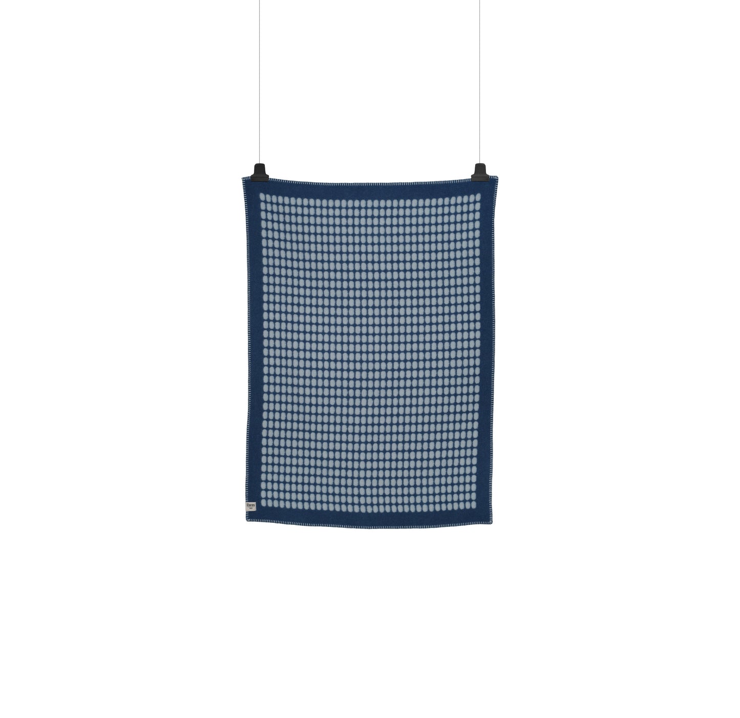 Palette Blått Halvpledd fra Røros Tweed, et elegant og mykt ullpledd med en nydelig blå farge. Skap en koselig stemning og nyt komforten med dette kvalitetspleddet, ideelt for både sofakos og ekstra varme på kalde dager.