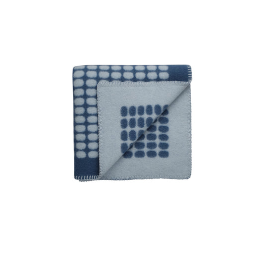 Palette Blått Halvpledd fra Røros Tweed, et elegant og mykt ullpledd med en nydelig blå farge. Skap en koselig stemning og nyt komforten med dette kvalitetspleddet, ideelt for både sofakos og ekstra varme på kalde dager.