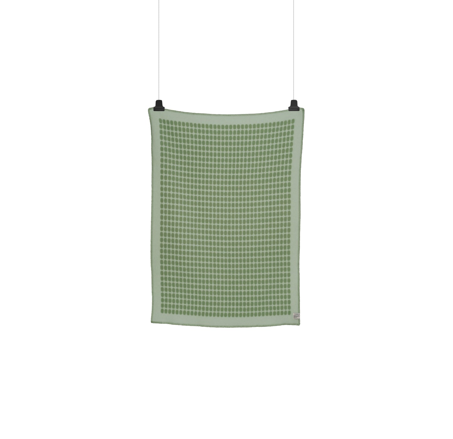 Palette Grønn Halvpledd fra Røros Tweed, et elegant og mykt ullpledd i en frisk grønn nyanse. Perfekt for å tilføre et naturlig preg til hjemmet, samtidig som det gir komfort og varme på kjølige dager.