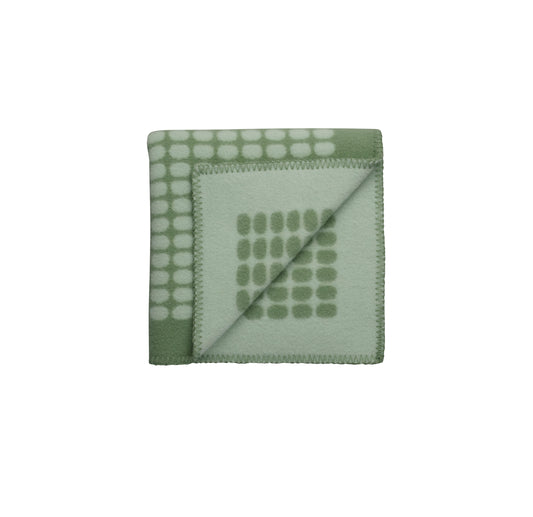 Palette Grønn Halvpledd fra Røros Tweed, et elegant og mykt ullpledd i en frisk grønn nyanse. Perfekt for å tilføre et naturlig preg til hjemmet, samtidig som det gir komfort og varme på kjølige dager.