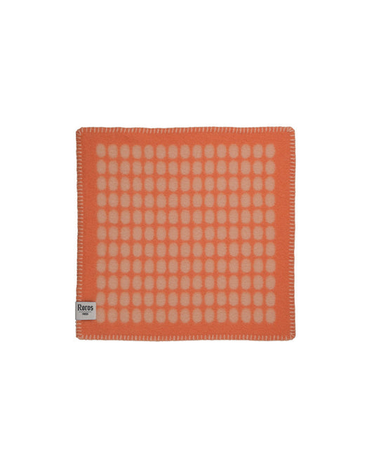 Palette Orange Sitteunderlag fra Snekkerbua, et praktisk og fargerikt sitteunderlag som gir både komfort og stil. Den varme oransje tonen er ideell for både utendørsbruk og innendørs dekorasjon.