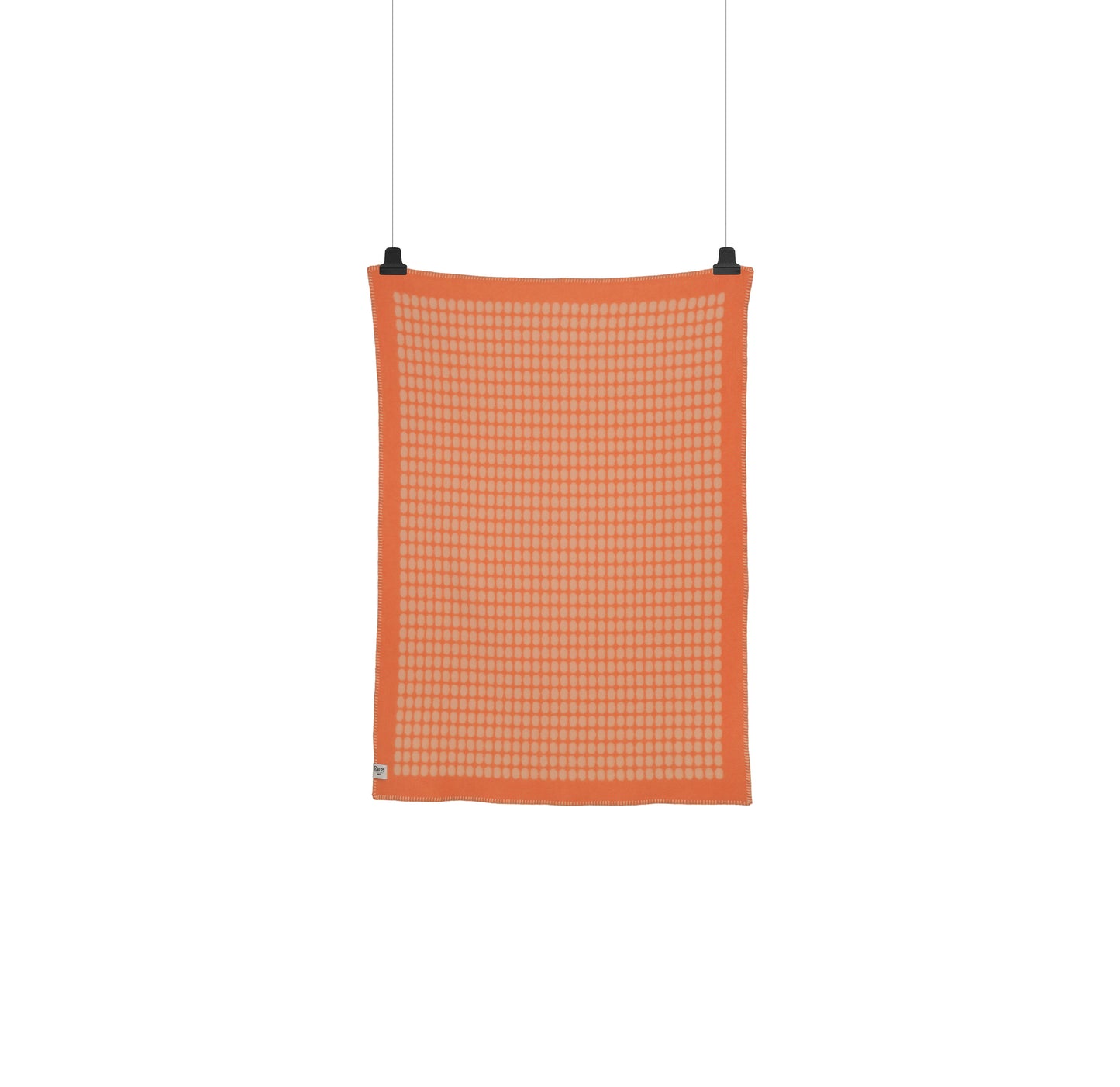 Palette Oransj Halvpledd fra Røros Tweed, et livlig og komfortabelt ullpledd med en varm oransje farge. Perfekt for å tilføre farge og varme til hjemmet, og ideelt for både avslapning på sofaen og som et ekstra lag på kalde dager.