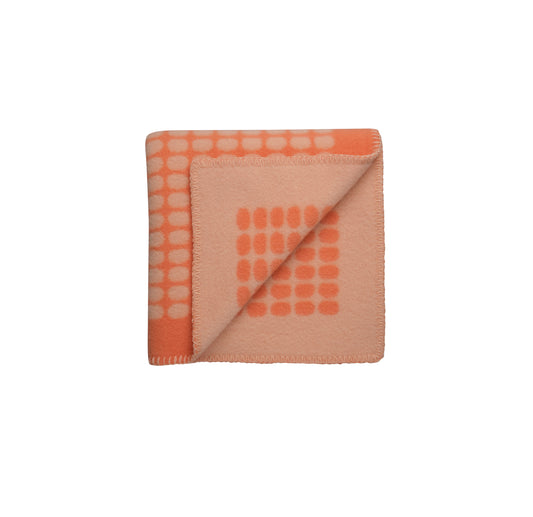 Palette Oransj Halvpledd fra Røros Tweed, et livlig og komfortabelt ullpledd med en varm oransje farge. Perfekt for å tilføre farge og varme til hjemmet, og ideelt for både avslapning på sofaen og som et ekstra lag på kalde dager.