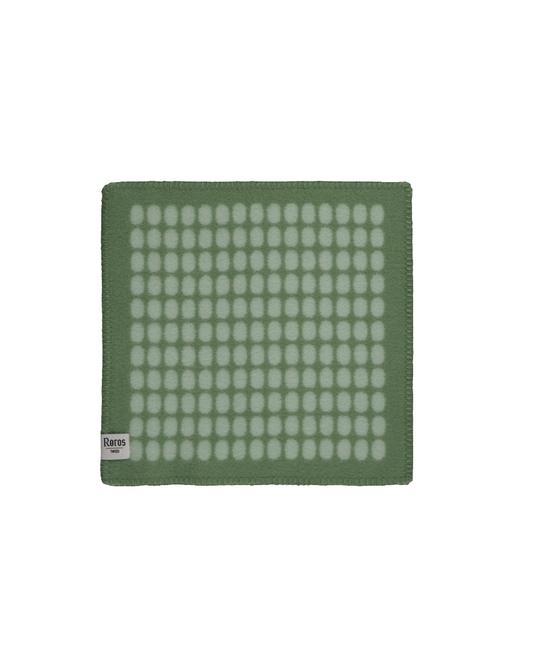 Palette Sage sitteunderlag fra Røros Tweed – Et stilrent og komfortabelt sitteunderlag i varm grønnfarge, perfekt for både utendørs og innendørs bruk. Håndlaget med kvalitet og detaljer, fra den anerkjente produsenten Røros Tweed.