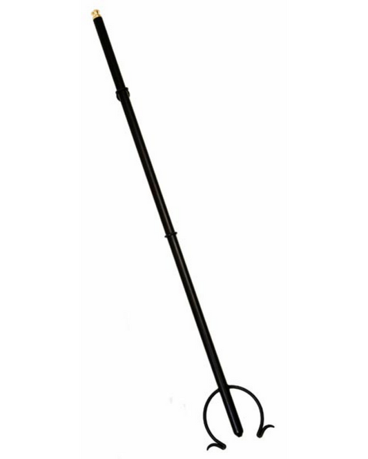 Peispuster i jern fra Snekkerbua, håndlaget og funksjonell tilbehør for peisen. Denne peispusteren er laget av robust jern og designet for å holde peisen ren og i god stand. Med sitt klassiske og tidløse design passer den perfekt inn i enhver peisinnredning. Den lange, elegante stangen og den solide konstruksjonen gjør det lett å håndtere og pusse aske eller justere brensel i peisen. En praktisk og dekorativ gjenstand som både ser bra ut og er nyttig for å opprettholde en trygg og koselig peisopplevelse.