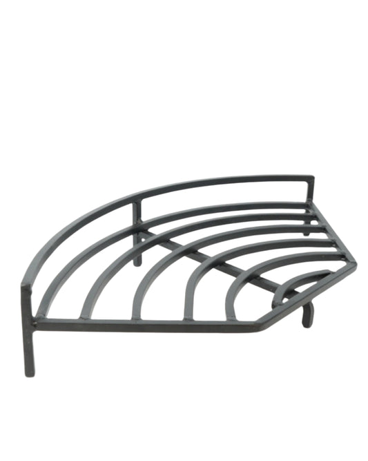 Peisrist rett hjørne i smijern fra Snekkerbua, håndlaget for holdbarhet og funksjonalitet. Denne peisristen er designet for å passe perfekt i hjørnet av peisen, og gir både praktisk bruk og en estetisk tilleggsverdi til ditt hjem. Laget av solid smijern, holder den brensel på plass og sørger for optimal luftstrøm for effektiv forbrenning. Med sitt enkle, tidløse design er den et utmerket valg for peiser med hjørneløsning, og gir en stilfull og funksjonell løsning til hjemmet ditt.