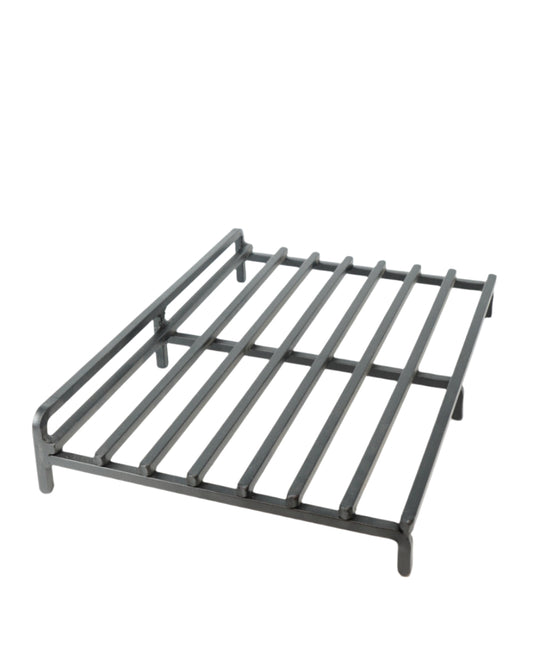 Peisrist rett i smijern fra Snekkerbua, håndlaget og slitesterk. Denne peisristen er laget av solid smijern, og dens rette design gir et klassisk og praktisk element til peisen. Den er ideell for å holde brensel på plass og sørge for god luftstrøm for effektiv forbrenning. Den enkle, tidløse formen gjør den til et stilfullt valg som komplementerer enhver peisinnredning, samtidig som den tilbyr varig funksjonalitet. Denne smijernsristen er et must-have for peiseelskere som ønsker både kvalitet og estetikk.