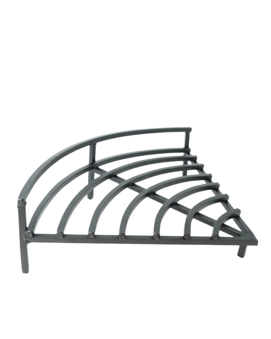 Peisrist til hjørne i smijern fra Snekkerbua, håndlaget for å sikre en praktisk og effektiv løsning til hjørnepeiser. Denne peisristen gir et stilfullt og funksjonelt design som holder brensel på plass og maksimerer luftstrømmen for en bedre forbrenning. Laget av solid smijern, er den både holdbar og tidløs, og gir et dekorativt innslag i ditt hjem. Perfekt for å skape en velorganisert og effektiv peisopplevelse i hjørnet av rommet ditt.