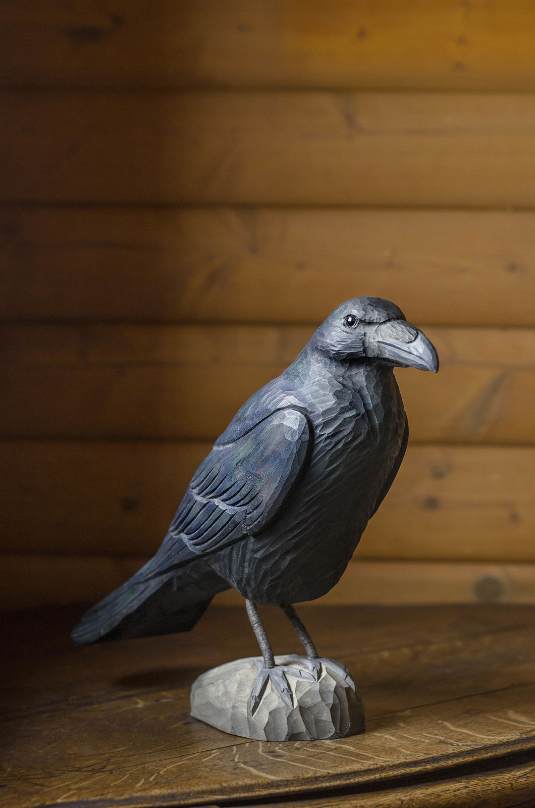 Ravn – trefugl fra Wildlife Garden hos Snekkerbua. Håndmalt og utskåret i tre, denne naturtro fuglefiguren fanger ravnens majestetiske uttrykk. Perfekt som dekorasjon eller gave til fugleelskere og naturelskere.