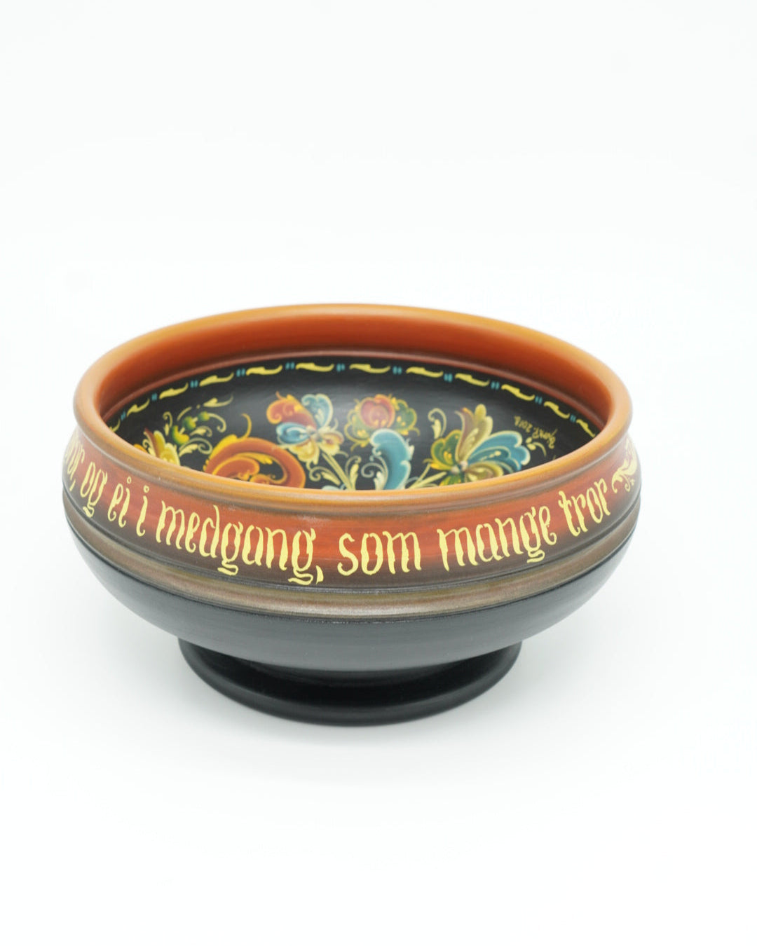 Rosemalte boller fra Snekkerbua – håndlagde, vakre treboller med tradisjonell rosemaling. Perfekte for å sette et personlig preg på bordet eller som en gave til dem som setter pris på norsk kunsthåndverk. Hver bolle er unik og bærer på historier fra norsk folkekunst.