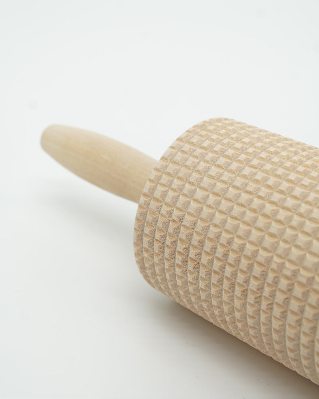 Rutekjevle fra Snekkerbua, håndlaget i tre. Denne kjevlen med rutemønster er ideell for bakst og gir fine, jevne mønstre på deigen. Perfekt for både hjemmebakeren og profesjonelle, og et flott verktøy for å heve bakstopplevelsen.