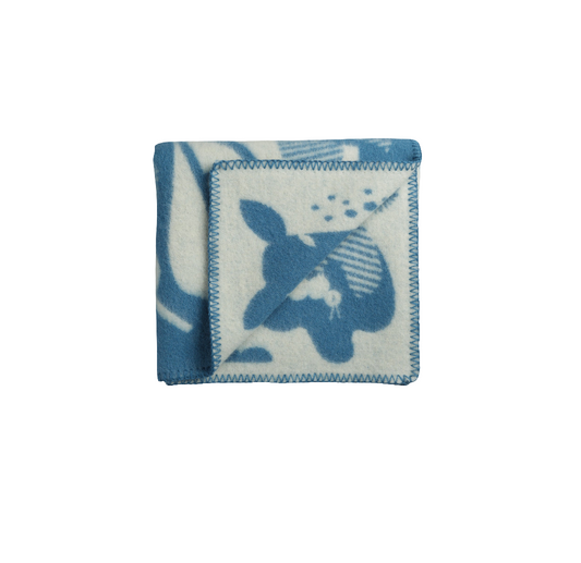 Skogbunn Halvpledd fra Røros Tweed, et stilfullt og mykt ullpledd inspirert av naturens ro. Perfekt for å skape en koselig atmosfære i hjemmet ditt, samtidig som det holder deg varm.