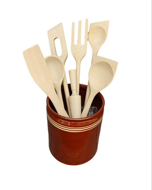 Sleiver i tre fra Snekkerbua, håndlagde serveringsverktøy ideelle for matlaging og servering. Disse sleivene er perfekt utformet for både suppe, gryteretter og salater, og gir et rustikt preg til kjøkkenet ditt. Den naturlige treoverflaten beskytter kokekarene, og den ergonomiske formen sikrer et godt grep og enkel bruk. Perfekte for både daglig bruk og som en gave til matentusiasten. En flott kombinasjon av funksjonalitet og estetikk, med kvaliteten du kan stole på fra Snekkerbua.