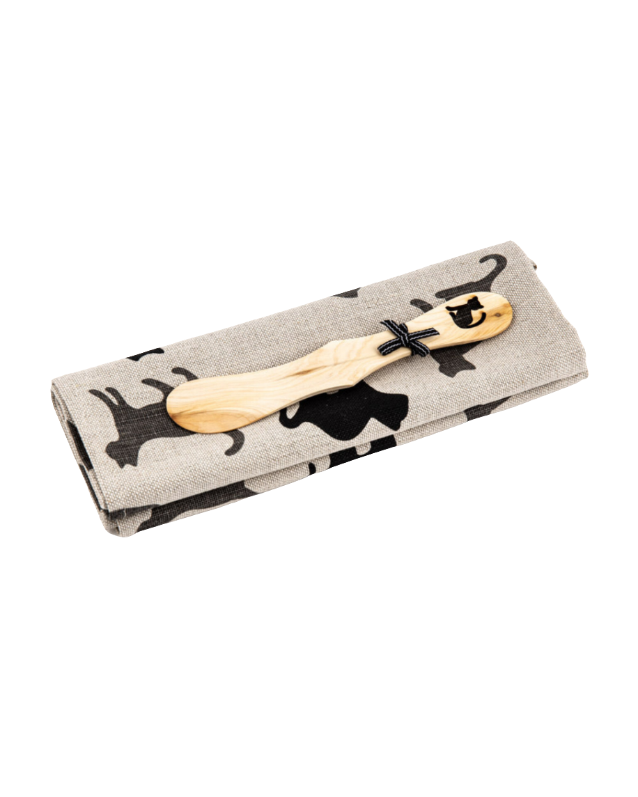 Smørkniv og kjøkkenhåndkle med katt-motiv fra Snekkerbua. En koselig kombinasjon som gir en leken og personlig touch til kjøkkenet. Smørkniven i tre og det myke håndkleet med kattetrykk er både funksjonelle og stilige, ideelle for dyreelskere og for de som setter pris på små, fine detaljer. Perfekt som gave eller til eget bruk.