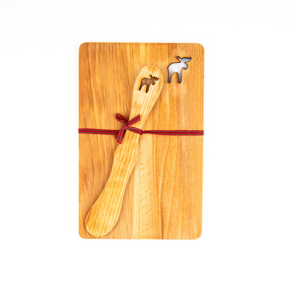 Spisebrikke med kniv i elgdesign fra Snekkerbua, laget for å gi et naturlig og rustikt preg til borddekkingen. En praktisk og dekorativ løsning for både hverdagsbruk og spesielle anledninger.