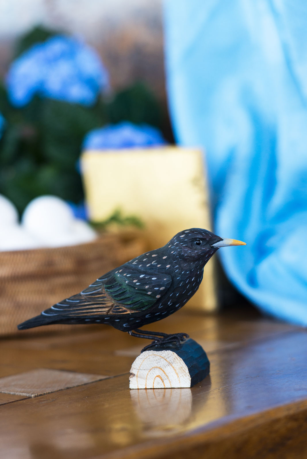 Stær – trefugl fra Wildlife Garden hos Snekkerbua, en håndskåret og naturtro trefigur av den karakteristiske fuglen. Perfekt som dekorasjon eller gave til fugleentusiaster.