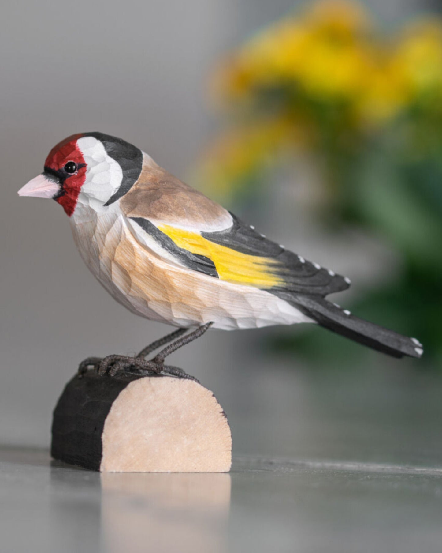 Stilits – trefugl fra Snekkerbua, en håndlaget trefigur som fanger skjønnheten i naturen. En flott dekorasjon for hjemmet eller som gave til naturelskere.